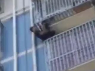 ویدئو :  نجات کودک آویزان از نرده محافظ پنجره