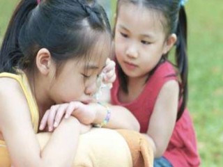 چگونه به بچهها آموزش دهیم مهربان و محکم باشند؟