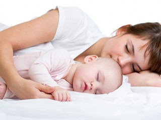 ۱۰ فایده شگفت انگیز خوابیدن کودک کنار والدین