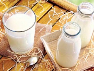 چند ماده غذایی که بیشتر از شیر کلسیم دارد