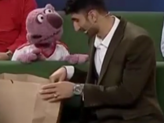 ویدئو :   هدیه جالب جناب خان به بیرانوند