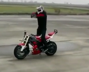 ویدئو :   حرکات نمایشی با موتور