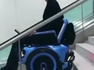 ویدئو :   ویلچری که توانایی بالا رفتن از پله ها را دارا می باشد