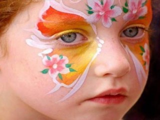 هشدار به والدین؛ روی صورت کودکان نقاشی نکشید!