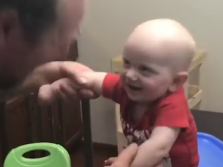 ویدئو :   رقص های دیدنی پدر و نوزاد