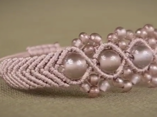 ویدئو :  آموزش بافت دستبند بسیار زیبای مکرومه بافی با تزیین مهره