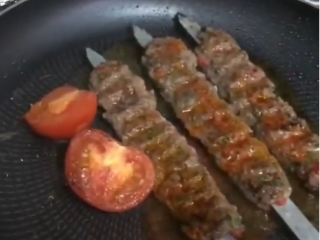 ویدئو :   آموزش کباب کوبیده تابه ای