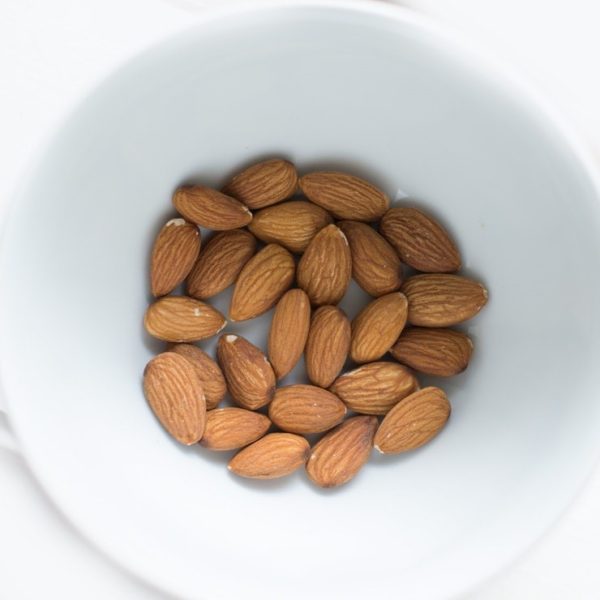چه اتفاقی در بدن می افتد اگر روزی بیست عدد مغز بادام میل کنید؟