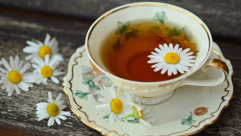 مهمترین خواص چای بابونه برای پوست و مو و سلامتی