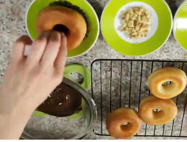 ویدئو : طرز تهیه دونات بدون فر