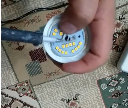 ویدئو:   تعمیر لامپ ال ای دی در منزل