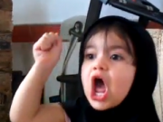 ویدئو : شعار دادن دخمل کوچولو خخخ (مطلب)