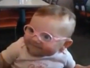 ویدئو : واکنش جالب کودک بعد از بینایی با عینک (مطلب)