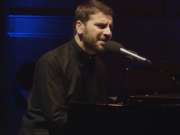 ویدئو :   سامی یوسف - اجرای زنده سنتی ترانه نگذاریم فراموش شود (مطلب)