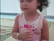 ویدئو :  دختری که در خیال خود می رقصد و می خواند (مطلب)