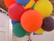 ویدئو : پرواز یک مرد با بادکنک هلیومی! عجب کاری می کنه! (مطلب)