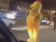 ویدئو : رقص بسیار جالب و باحال مرد عروسک پوش در خیابان! (مطلب)