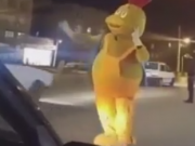 ویدئو : رقص بسیار جالب و باحال مرد عروسک پوش در خیابان!