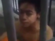ویدئو :  قرآن خوندن بسیار زیبای پسر زندانی پشت میله های زندان (مطلب)