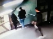 ویدئو : پرت کردن زن از بالای پله‌ها در آلمان (مطلب)