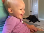 ویدئو : بچه ای که با دیدن خودش احساساتی میشه (مطلب)