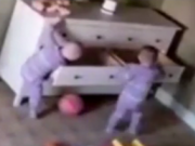 ویدئو :   نجات کودک 2 ساله توسط برادر دوقلو (مطلب)