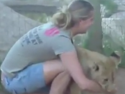 ویدئو: شوخی با شیر ! بسیار جالب است (مطلب)