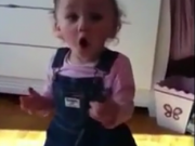 واکنش خنده دار بچه به صدای بوق ماشین (مطلب)