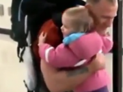 ویدئو :     واکنش دیدنی بچه ها به بازگشت پدر (مطلب)