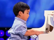 ویدئو :  کودکی که پیانو می نوازد (مطلب)