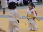 ویدئو  دختربچه نینی های بامزه کاراته بازی میکنند (مطلب)