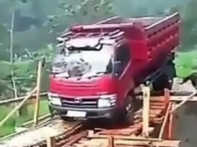 ویدئو :  سقوط کامیون از روی پل چوبی (مطلب)