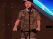 ویدئو :  اجرای حرکات خطرناک پسر ۹ ساله در مسابقات استعدادیابی (مطلب)