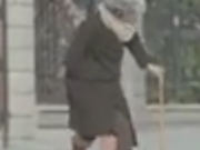 ویدئو :   دوربین مخفی خنده دار رد شدن پیرزن از خیابان (مطلب)