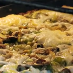 ویدئو :  تهیه پیتزا در خانه با سس رژیمی و نان سبوس دار