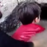 ویدئو :  شکار گربه ماهی با دست خالی توسط پسر بچه (مطلب)
