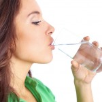 چرا نوشیدن آب قبل و بعد از غذا خطرناک است؟ (مطلب)