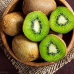آیا خوردن پوست کیوی مضر است ؟ (خواص میوه کیوی)