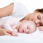 ۱۰ فایده شگفت انگیز خوابیدن کودک کنار والدین (مطلب)