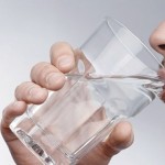 چرا نوشیدن آب ولرم در صبح مفید است؟ (مطلب)