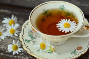 مهمترین خواص چای بابونه برای پوست و مو و سلامتی