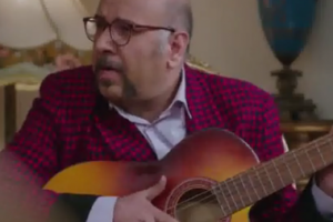 ویدئو : خوانندگی جناب خان در سریال هیولای مدیری با آهنگ فرامرز اصلانی
