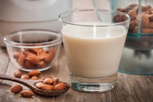 مضرات شیر بادام: ۱۰ جدی ترین عوارض مصرف شیر بادام (مطلب)