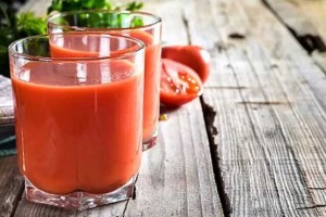 آب گوجه فرنگی ریسک بیماری های قلبی را کاهش می دهد (مطلب)