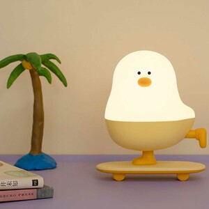 چراغ خواب فانتزی رومیزی شارژی طرح جوجه اسکیت‌سوار L63