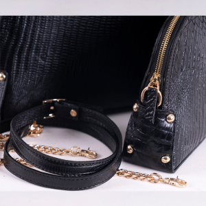 کیف دوشی زنجیر دار زنانه چرمین مدل بتیسا