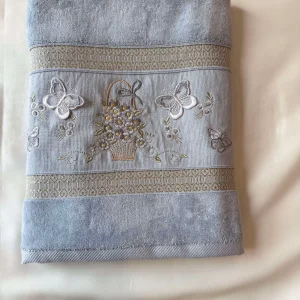حوله گل برجسته اعلا فاباریس مدل پروانه سایز 50x90 سانتی متر