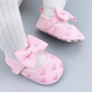 پاپوش نوزادی دخترانه صورتی رنگ طرح قلب و پاپیون با پارچه کبریتی valen sina