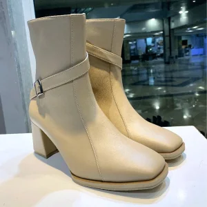 نیم بوت زنانه چرم مدل سگک‌دار پاشنه پهن کد02، رنگ مطابق تصویر