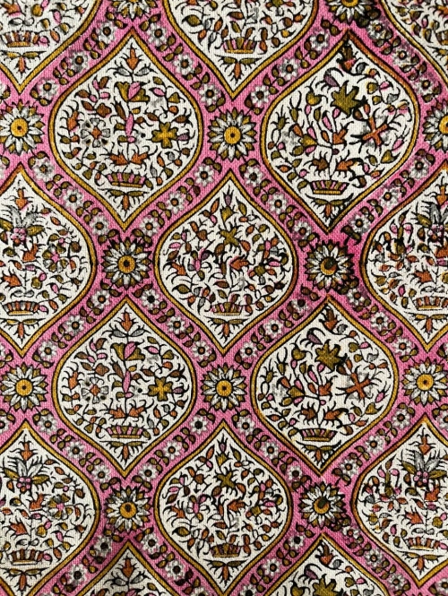 رومیزی قلمکار کلاسیک صورتی ۱